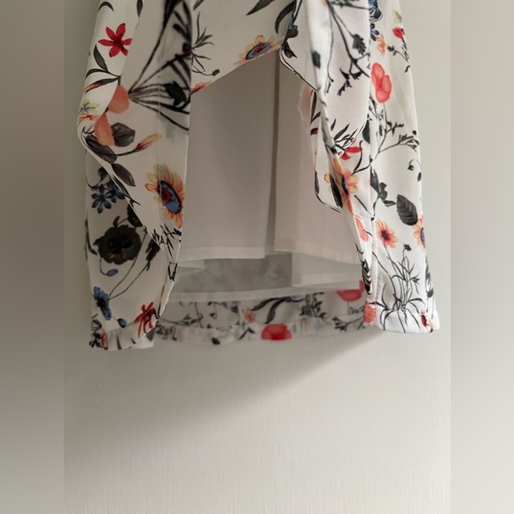 Skies Are Blue White Floral High Neck Top SMALL - Picture 4 of 7